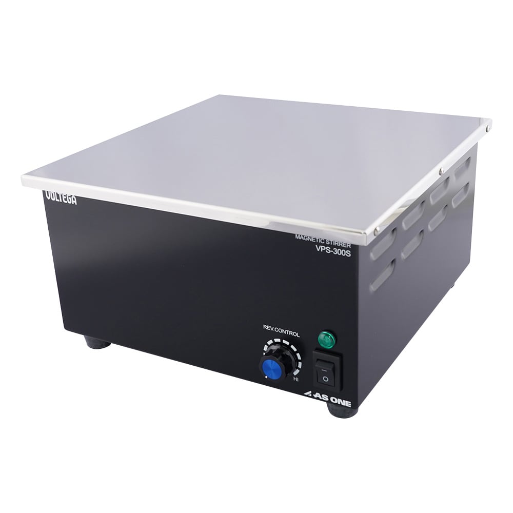 【品番】3-1493-03【メーカー】アズワン【型番】VPS-300S【JAN】4571110723401【入り数】1台※掲載画像は代表画像です。シリーズ共通の画像を使用している場合があり、お届けは商品名に記載の型番・数量となります。■特長強力磁石＆インダクションモーター採用で高粘度・大容量の撹拌が可能です。タコジェネレーターによるフィードバック制御により、低速から高速まで安定した回転を得ることができます。低回転域でも安定した回転を実現します。アナログツマミで目盛りに対して、比例した回転数を設定することができます。サポートロッドオプションが使用可能です。ステンレス天板特長：耐薬品性・耐腐食性に優れています。■仕様アナログタイプ材質:本体／SPCC（アクリル塗装）、天板／ステンレス（SUS304）モーター:インダクションモーター回転数可変方式:タコジェネレーターによるフィードバック制御天板サイズ:300×300mm回転数:60〜1350rpmモーター:40W撹拌容量:70L磁石/強度(T):ネオジム/0.46電源:AC100V　50/60Hz、2.5m 3Pプラグ最大消費電力:70W本体サイズ:300×300（310）×165mm（（）内は突起を含む寸法)※撹拌容量および回転数は対象が水の場合の参考値です。※ご使用になる撹拌子のサイズは容量・粘度によって異なります。目的によって使い分けてください。）重量:9.7kgステンレス天板荷姿サイズ:385×465×220mm　10.90kg