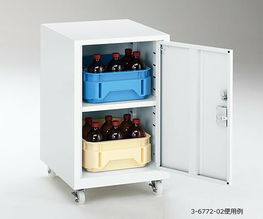 【用途】研究・産業用【品番】3-6772-02【メーカー】アズワン【型番】SPBT-UTCR【JAN】4582110977749【入り数】1個※掲載画像は代表画像です。シリーズ共通の画像を使用している場合があり、お届けは商品名に記載の型番・数量となります。■特長パーソナルユースの薬品トレー保管庫です。実験台下（H655mm以上）に収納することができます。キャスター付きで必要な薬品を手近な場所に置くことができます。鍵が標準付属されており薬品を安全に管理できます。薬品トレー未使用時はトレーごとキャビネットに収納できます。左右のラインナップで配置場所で選べます。■仕様サイズ（mm）:400×450×652扉:右扉材質:スチール（SPCC）外装:メラミン樹脂焼付塗装扉:片開き・シリンダー錠付き（2方抜け・スペアキー1本付き/台）キャスター:φ50mm手前側2輪ストッパー付き可動棚板:1枚付き（可動域／底面から172.5mmの高さからピッチ50mm刻み）※薬品トレー別売荷姿サイズ:430×480×660mm　14.40kg
