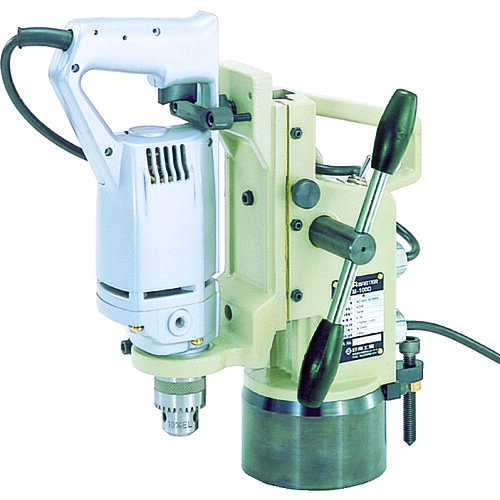 【品番】M-100D【メーカー】日東工器（株）【JAN】4992338779658【販売単位】1台※掲載画像は代表画像です。シリーズ共通の画像を使用している場合があり、お届けは商品名に記載の型番・数量となります。■特長磁気吸着式の優れた「保持力」と「ドリルポイント設定」が容易なドリルスタンドの電気ドリル付です。電気ドリルを取り付ける手間が省け、即使用可能です。穴あけ能力10mm〜25mmまで5機種のシリーズ化でマスターシリーズがさらに充実しました。■注意先端工具（ドリル）別売■仕様マグネット寸法(mm):φ105ストローク(mm):100電源(V):AC100 50/60Hz製品規格:ISO表示の対象:在庫品のみ穴あけ最大能力(mm):10ブランド名:日東（日東工器（株））定格電流(A):4.1廃番:廃番品を除く電源コード長さ(m):1.6製造国:日本穴あけ能力(mm):10消費電力(W):425無負荷回転数(min):1700オススメ表示:修理可能最大磁力(N):3430関連商品日東アトラエース LO-3000A日東アトラエース LO-3550A日東アトラエースコードレスタイプ CLO-2725...197,490円207,890円343,950円KARCHER業務用冷水高圧洗浄機HD4／8P50Hz 1.520-9...KARCHER業務用冷水高圧洗浄機HD4／8P60Hz 1.520-9...EXENリレーノッカーバイブタイプ（平面取付用）RKV60PB RKV...126,470円126,470円124,620円マキタ 電気ハンマ 六角シャンク30mm HM1317C ケース付 ビ...【新商品】マキタ 18V×2＝36V 530mm 充電式芝刈機 MLM...マキタ 40Vmax 充電式レシプロソー JR003GZK 本体+ケー...135,553円133,910円134,651円マキタ 40Vmax 充電式レシプロソー JR003GZK 本体+ケー...マキタ 40Vmax 充電式スカリファイヤ MUV001GZ 本体+バ...マキタ 40Vmax 充電式インパクトレンチ TW010GZK 本体の...124,135円133,300円126,800円