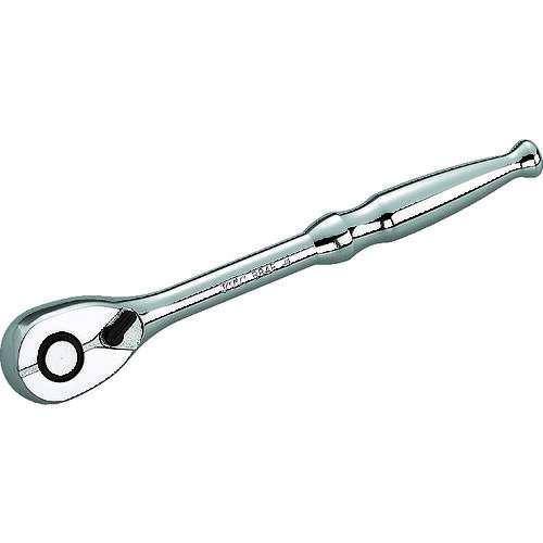 【品番】BR4E【メーカー】京都機械工具（株）【JAN】4989433606262【販売単位】1個※掲載画像は代表画像です。シリーズ共通の画像を使用している場合があり、お届けは商品名に記載の型番・数量となります。■特長標準的なハンドル長のスタンダードタイプです。ユニオン機構採用で不用意なソケットの落下も防止します。一体式クロウ採用でヘッド厚さは当社従来比20%減のコンパクトヘッド化しました。36枚ギアを採用し、細かな送り角度を実現するとともに、ギアを2ヵ所のクロウで支持することで、従来品比30%の強度アップを図っています。■仕様製造国:日本該当:修理可能ブランド名:KTC（京都機械工具（株））差込角(mm):凸12.7歯数(枚):36全長(mm):250関連商品TONERK−471Nラチェットハンドルリペアキット RK-471N...TONEロングラチェットハンドル（中空・ホールドタイプ）歯数72枚差込...KTC9．5sq．スイベルラチェットハンドル BRSW3...6,100円6,220円8,980円TONEラチェットハンドル首振りタイプ歯数72枚差込角12．7mm全長...neprosneprosneXT9．5sq．ラチェットハンドル NBR...TONEラチェットハンドル首振りタイプ歯数72枚差込角12．7mm全長...5,930円16,930円8,320円TONE伸縮ラチェットハンドル（ホールドタイプ） RH4EH...Pro−Auto1／4DR．伸縮式フレックスロックラチェット STR-...TONEソケットセット（12角・ホルダー付）10pcs差込角9．5mm...6,490円5,440円5,700円TOP電動ドリル用アルファソケトセット EDX-814HS...アストロプロダクツミニツールセットミリ（24点組） 201200000...TOPインパクトレンチ用ユニバーサルワンタッチアダプター差込角12．7...5,970円5,660円5,770円
