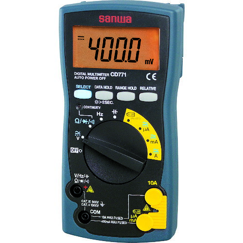 【品番】CD771【メーカー】三和電気計器（株）【JAN】4981754023513【販売単位】1台※掲載画像は代表画像です。シリーズ共通の画像を使用している場合があり、お届けは商品名に記載の型番・数量となります。■特長データホールド・レンジホールド・相対値測定機能付です。バックライト機能搭載の大型液晶表示部です。高遮断容量（30kA）ヒューズの安全設計です。セーフティキャップを付けた電流測定端子を設定しています。CE規格品です。本体外周は衝撃に強いエラストマーを採用しています。最大表示：4000カウント解除可能な約30分で作動するオートパワーオフ機能周波数測定（ゼロクロス信号のみに対応、入力抵抗約2kΩ）コンデンサ容量測定（漏れ電流の大きいアルミ電解コンデンサなどは測定不可）■用途機器等メンテナンス用。研究開発用。電子工作用。電子部品の性能チェック用。■注意本体やテストリードに損傷がある場合は使用しないでください。測定中はテストプローブのつばよりテストピン側を持たないでください。テストリードは最初に接地側(テストリード黒)を接続し、そのあと通電側(テストリード赤)を接続してください。切り離すときは、最初に通電側を離してください。測定中は他のファンクションやレンジへ切り換えやテストリードプラグを他の測定端子へ差し換えないでください。ヒューズは指定された形状、定格のものを使用してください。■仕様導通チェック:0〜85Ω（±45Ω）で発音とLED点灯 開放電圧:約0.4V該当:RoHS2検波方式:平均値整流(MEAN)直流電圧(V):1000校正書類:対応可能製品規格:ISO直流電流(A):10高さ(mm):166奥行(mm):44幅(mm):82抵抗(Ω):40Mブランド名:SANWA（三和電気計器（株））製造国:中国交流電流(A):10バッテリーチェック:概略値（30Ω負荷時）1.5V電池専用交流電圧(V):1000電源(V):単3乾電池(R6P)×2本(付属)
