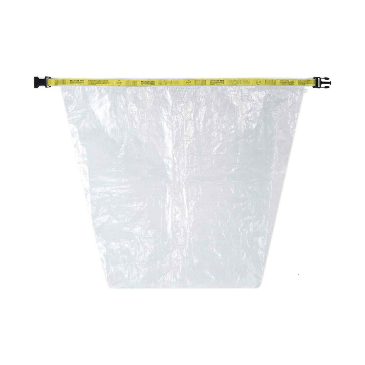 [WEEKENDER]PE RT e/large 水に強い、軽い、汚れが付着しずらい、付着しても拭いて取れる。 アウトドアに適した素材のPE素材を使用した、中が見えるキャンプギア収納ケースシリーズ。 中が見えるロールトップ式の収納ケース。 中に収納したら面ファスナーを留めて、口元をくるくると巻き、バックルを留めます。 口元が閉まり、バックル部分は短いハンドルとして持ち運びに便利です。 ロールトップの開閉は中のモノの量により巻き具合を調節できるので、中のものが遊ばないように容量に合わせてぴったりに収納できるのがポイントです。 口前にはコードつけて、面ファスナー部分の開閉がしやすいようにアップデート。 中からモノを出し入れする際に簡易的なハンドルとして手をひっかけられるのも便利です。 weekend(er)らしいカラーの織りテープをアクセントにしています。 プランターカバー、ランドリーバッグ、スーパーでの大量買い出し用、お子さんのおもちゃ入れ、campでの食器類入れ、夏の水辺での遊び道具入れなどなど多少の濡れモノも大丈夫ですし汚れてもサッと水拭きできます。また、チープで粗野な素材感ですがそれがこの製品の雰囲気をあげてくれています。※防水素材を使用しておりますが、縫製部分に防水加工はしておりませんので、縫い目から水が漏れることがあります。 Color Variation　カラーバリエーション 01.YELLOW 02.COYOTE Detail　商品情報 【サイズ】W 40 × H 60 × D 30 cm 【容量】37L 【素材】ポリエチレン 【原産国】中国 ※防水素材を使用しておりますが、縫製部分に防水加工はしておりませんので、縫い目から水が漏れることがあります。