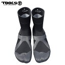 ●ブランド：TOOLS ツールズ ●商品名：X-FIT SURFBOOTS 5mm ・保温力の高い起毛裏地 ・止水能力の高いスキン素材を足の挿入部に採用 ・履き心地を追求したサーフブーツデザイン 足の甲から踵（カカト）につながるラインを アルファベットのX（エックス）にすることで、 履き心地はもちろん、フィット感と運動性を向上させました。 当店は正規販売店です。 ----------ご注意---------- ご注文後の返品・キャンセル・交換は一切受け付けておりませんので、予めご了承下さい。 モニターによって色の見え方が実物と異なる場合がございます。 また、柄の配置は画像と違う場合がございます。 他店舗でも販売しておりますので、タイミング悪く売り違える場合がございますのでご了承下さい。 在庫には展示販売品も含まれている場合があります。気になる方はお問い合わせ下さい。 送料無料で送付先が北海道・離島の場合は500円、沖縄の場合は1,000円の別途送料を加算させて頂きますのでご了承下さいますようお願い申し上げます。（税別） 注文時は送料無料となりますが訂正し改めてメールでご案内となりますのでご注意下さい。 メーカー希望小売価格はメーカーカタログに基づいて掲載しています