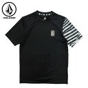VOLCOM ボルコム RAMP STONE SHORT SLEEVE - BLACK メンズ ラッシュガード 半袖 水着 海 プール 柄 ロゴ A931240...