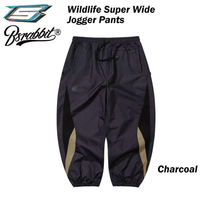 ●ブランド：BSRABBIT ビエスラビット ●商品名： Wildlife Super Wide Jogger Pants Charcoal ビエスラビットは、韓国で誕生したユニセックスファッションブランド。 山と道をコンセプトに幅広いファッションアイコンの中心であるBSRABBITは、アウトドアアイテムを数多く展開している。 表地: ポリエステル 100% 裏地: ポリエステル 100% 耐水圧: 8,000-10,000 mm/H2O 透湿性: 10,000 g/m2 【ご確認下さい】 カタログ及びサンプル画像と細部が予期なく変更になる場合がございます。 発売予定後、生産中止になる場合が稀にありますのでご了承ください。 当店は正規販売店です。 ----------ご注意---------- ご注文後の返品・キャンセル・交換は一切受け付けておりませんので、予めご了承下さい。 モニターによって色の見え方が実物と異なる場合がございます。 他店舗でも販売しておりますので、タイミング悪く売り違える場合がございますのでご了承下さい。 在庫には展示販売品も含まれている場合があります。気になる方はお問い合わせ下さい。 送料無料で送付先が北海道・離島の場合は500円、沖縄の場合は700円の別途送料を加算させて頂きますのでご了承下さいますようお願い申し上げます。（税別） 注文時は送料無料となりますが訂正し改めてメールでご案内となりますのでご注意下さい。 メーカー希望小売価格はメーカーカタログに基づいて掲載しています