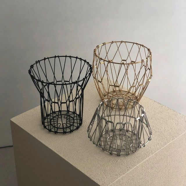 左の商品画像の一番下に動画再生ボタンがございます。イメージのご参考にご覧ください。ステンレス製の変形カゴです。フルーツ用のバスケットとしてや、鉢カバーとしてもなど、用途に合わせて形を変えてお使い下さい。使わない時は平らな形にしてスッキリ収納...