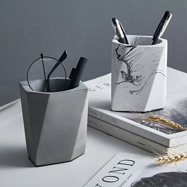 セメント素材のマルチスタンドです。カトラリーやステーショナリースタンドとして、グリーンや季節のお花のフラワーベースとしても◎素材セメントサイズ横幅最大約8cm×奥行6cm×高さ10cmカラーグレー マーブル重量約420g他のアイテム含め、荷物のサイズが変わる数量をお買い上げの場合に限り、送料変更がありますので別途ご連絡致します。セメント素材のマルチスタンドです。カトラリーやステーショナリースタンドとして、グリーンや季節のお花のフラワーベースとしても◎素材セメントサイズ横幅最大約8cm×奥行6cm×高さ10cmカラーグレー マーブル重量約420g他のアイテム含め、荷物のサイズが変わる数量をお買い上げの場合に限り、送料変更がありますので別途ご連絡致します。