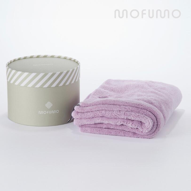 mofumo ナイトケアタオル 箱入り 1枚 正規品 マイクロファイバー 美髪専用 超吸水 速乾 ヘアタオル ドライタオル 吸水タオル 髪 ヘアードライ 時短 プレゼント 美容師が6年かけて開発した美髪タオル 美容師が6年かけて開発した、タオル“摩擦レス”なケアを叶えるために、50種類以上の素材と形状を検証して完成した、mofumoオリジナルのヘアタオル。吸水性にすぐれたマイクロファイバー素材で、髪の水分をやさしく吸収。 ドライヤー時間もぐっと短縮され、毎日のタオルドライで髪をいたわることができます。「どうすれば髪をもっと傷ませずに、日常の中でケアできるだろう？」 そんな問いからスタートし、実際に現場に立つ美容師が6年の歳月をかけて開発。素材やサイズ、厚み、乾きやすさ、見た目の美しさまで。 サロンワークの知見とプロの目線を取り入れて、50種類以上の試作を重ねてたどり着いたのが、mofumoのかたちです。●お風呂あがりの濡れ髪ケアに●頭皮ケアやヘアトリートメントの拭き取り用に●やさしい肌あたりで、フェイスタオルとしても●洗っても柔らかさが続くマイクロファイバー素材●吸水性・速乾性・肌あたりのやさしさにこだわり抜いた設計●シンプルで上品なデザインで、どんな空間にもなじみます使い方のコツ1．お風呂あがりにタオルで髪全体を包む2．やさしく押さえるように水分を吸収3．ドライヤーの前に軽くタオルドライしておくことで、時短＆ダメージケアに◎商品仕様素材：ポリエステル85％、ナイロン15％タオルサイズ：38cm × 90cmカラー：フロスティ（ライトグレー）／ベリー（ライトパープル） 5