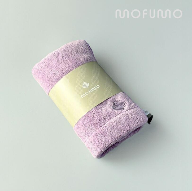 mofumo ナイトケアタオル 1枚 正規品 マイクロファイバー 美髪専用 超吸水 速乾 ヘアタオル ドライタオル 吸水タオル 髪 ヘアードライ 時短 プレゼント 美容師が6年かけて開発した美髪タオル 美容師が6年かけて開発した、タオル“摩擦レス”なケアを叶えるために、50種類以上の素材と形状を検証して完成した、mofumoオリジナルのヘアタオル。吸水性にすぐれたマイクロファイバー素材で、髪の水分をやさしく吸収。 ドライヤー時間もぐっと短縮され、毎日のタオルドライで髪をいたわることができます。「どうすれば髪をもっと傷ませずに、日常の中でケアできるだろう？」 そんな問いからスタートし、実際に現場に立つ美容師が6年の歳月をかけて開発。素材やサイズ、厚み、乾きやすさ、見た目の美しさまで。 サロンワークの知見とプロの目線を取り入れて、50種類以上の試作を重ねてたどり着いたのが、mofumoのかたちです。●お風呂あがりの濡れ髪ケアに●頭皮ケアやヘアトリートメントの拭き取り用に●やさしい肌あたりで、フェイスタオルとしても●洗っても柔らかさが続くマイクロファイバー素材●吸水性・速乾性・肌あたりのやさしさにこだわり抜いた設計●シンプルで上品なデザインで、どんな空間にもなじみます使い方のコツ1．お風呂あがりにタオルで髪全体を包む2．やさしく押さえるように水分を吸収3．ドライヤーの前に軽くタオルドライしておくことで、時短＆ダメージケアに◎商品仕様素材：ポリエステル85％、ナイロン15％タオルサイズ：38cm × 90cmカラー：フロスティ（ライトグレー）／ベリー（ライトパープル） 5