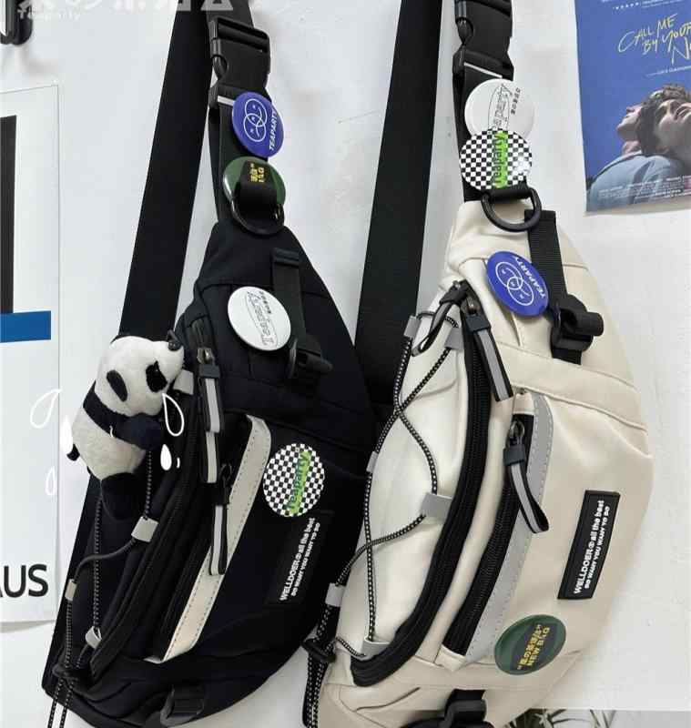 ボディバッグ ウエストバッグ ショルダーバッグ パンダ付 カジュアル 個性的 ポップ 大容量 メンズ レディース 白 黒 グレー マスコット 缶バッジ付 サブバッグ 斜め掛け 大学生 通学 こなれ感 旅行 カラフル ストリート たくさん入る クロスボディ