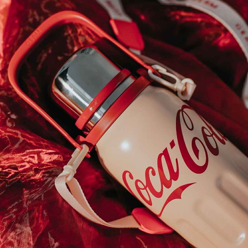 INNCLIVEのGERM コカ・コーラ スポーツボトル 800ml 水筒 マグボトル ステンレスボトル 保温 保冷 直飲み ストラップ付 子供 大人 洗いやすい 食洗機対応 レトロホワイト GM139B28127 コカ・コーラ オフィス スポーツ アウトドア｜アングル3