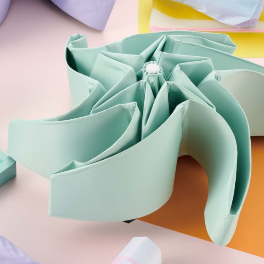 Rakuten - パッとさして、サッとしまえる傘 ライトグリーン 軽量 完全遮光 遮熱 50cm 晴雨兼用 kowaza ライトカーボン プレーン LG 折りたたみ傘