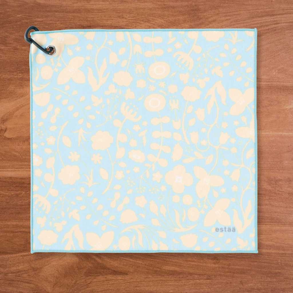 折りたたみ傘を入れるのにぴったりバッグの中で、ちょっと困る「濡れもの」。 折りたたみ傘や冷たいペットボトルなど、「そのまま入れるのは気になる…」という場面に寄り添ってくれるのがくっつきタオルです。 このタオルの特徴は、表と裏を重ねると生地同士がぴたっとくっつく特殊な素材。 マジックテープのように音がしたり固かったりすることはなく、柔らかなタオルのまま自然にくっつく不思議な仕組みです。 中身の形に合わせて包むだけで、生地同士がぴたっとくっつき、バッグの中でもすっきりまとまります。 タオル生地なので吸水性もあり、水滴をしっかり吸収。 折りたたみ傘やペットボトルを包めば、バッグの中を濡らさず持ち歩けるのが嬉しいポイントです。 【こんなシーンにおすすめ】 ・雨の日、折りたたみ傘をバッグにしまうとき 濡れた傘をくるっと包むだけ。傘袋に入れるより簡単で、お手入れも簡単です。 ・夏のお出かけ、冷たいペットボトルを持ち歩くとき 水滴がついたボトルを包めば、バッグの中が濡れる心配はありません。 ・旅行やお出かけで小物をまとめたいとき ちょっとしたコスメを包んだり、アクセサリーの一時置き場にしたり。サニタリー入れにも◎ ・ランチタイムのお弁当包みとして お弁当箱やカトラリーをくるっと包めば、ほどけにくく持ち運びも安心。 ・温泉やジム、サウナのお供に 濡れた小物もさっと包めて、手入れも簡単。清潔に使い続けられます。 バッグにひとつ入れておくと、思った以上に出番が増える。そんな便利さを、ぜひ日常の中で感じてみてください。※必ずお読み下さい!!詳しくはこちらをご覧ください。カテゴリファッション > レイングッズ > その他レイングッズカラーSX仕様・規格サイズ：（約）30cm x 30cm ＜仕様上のご注意＞ ・バッグではありません。 ・こわれ物を入れないでください。 ・中に物を入れて振り回さないでください。 ・包み方により強度が変わりますのでご注意ください。 ・ボールペンや口紅などの汚れは、落ちませんのでご注意ください。 ＜洗濯上のご注意＞ ・色物は初め若干色落ちすることがあります。白い物と一緒に洗わないでください。 ・選択の際には、漂白剤のご使用はお避けください。色が変わることがあります。 ・摩擦により色落ちする事があります。 ・洗濯ネットに入れて洗うことをおすすめします。 手絞りの場合は弱く、乾燥機は使用しないでください。 ・洗濯を繰り返すことで、多少くっつきにくくなります。 ※本製品はくっつきやすい素材を使用しているため、黒い繊維などが付いている場合がございます。気になる場合はテープなどで軽く取り除いてください。 ※商品が届きましたら、使用時期に関わらず、必ず商品の状態をご確認ください。 ※生産時期や生産過程上、商品サイズや重量に個体差が生じる場合がございます。また、平置きによる手作業での測定のため、多少の誤差が生じる場合がございますのでご了承ください。　