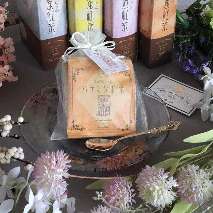 気軽に試せるプチセットがオンラインにも登場！イノブンの実店舗で大人気のハチミツ紅茶のプチセットがオンラインでも買えるようになりました！ ・王道人気！ こだわりのイノブンオリジナルハチミツ紅茶 ・爽やかフレーバー！檸檬の入ったハチミツ紅茶 ・アロマ効果でリラックス♪ アールグレイのハチミツ紅茶 ・こっくり甘さが癖になる 黒糖が入ったハチミツ紅茶 こちら4種の紅茶ティーバッグ各2個ずつ合計8個をオーガンジー巾着に詰めました。 イノブンのハチミツ紅茶を飲んだことがない方のお試しに、色んな種類を少しずつ飲みたい方に、ちょっとしたお礼や気軽なプチギフトに…様々なシーンでオススメです！ イノブンのハチミツ紅茶は、天然素材の茶葉、蜂蜜、植物由来の甘味料を絶妙なバランスで配合して作られています。 甘味料は良質なステビアを使用。ダイエットや健康に気遣う方にも安心で、しっかり甘みがありながらも低カロリー！ ティーバッグは、茶葉がしっかりジャンピングされやすいテトラパック型を採用。リーフでいれたような本格的な紅茶をお楽しみいただけます。 ティーバッグ1つごとにアルミ個包装になっていますので、繊細な紅茶の風味が飲む直前まで新鮮な状態で守られ、いつでもフレッシュな風味をお楽しみいただけます。 長く紅茶に関わってきた紅茶職人がこだわりぬいて出来上がったはちみつ紅茶をぜひご賞味くださいませ◎※必ずお読み下さい!!詳しくはこちらをご覧ください。カテゴリキッチン・ランチ > フード・スイーツ・ドリンク > 紅茶仕様・規格食品につき返品不可 こちらの商品は、オーガンジー巾着袋に入れられた状態でのお届けとなります。 厚みがメール便対応サイズを超えてしまいますので、誠に恐れ入りますが、通常便のみでの取り扱いとさせていただきます。 ご不明点などありましたらお問い合わせください。【安全上のお知らせ】 はちみつを使用しております。1歳未満の乳児には与えないで下さい。 ●名称：紅茶詰め合わせ こだわりのハチミツ紅茶 ●内容量：ティーバッグ2g x 2袋 ●原産料名：紅茶（スリランカ）、はちみつパウダー（粉末はちみつ）/ 甘味料（ステビア）、香料 檸檬の入ったハチミツ紅茶 ●内容量：ティーバッグ2g x 2袋 ●原産料名：紅茶（スリランカ）、レモン果皮、はちみつパウダー（粉末はちみつ）/ 甘味料（ステビア）、香料 黒糖の入ったハチミツ紅茶 ●内容量：ティーバッグ2g x 2袋 ●原産料名：紅茶（スリランカ）、さとうきび（タイ）、はちみつパウダー（粉末はちみつ）/ 甘味料（ステビア）、香料 アールグレイのハチミツ紅茶 ●内容量：ティーバッグ2g x 2袋 ●原産料名：紅茶（スリランカ）、はちみつパウダー（粉末はちみつ）/ 甘味料（ステビア）、香料 ●賞味期限：枠外右に記載 ●保存方法：高温多湿の場所は避けてください。 ●販売者：株式会社イノブン 京都府京都市下京区四条通河原町西入ル御旅町26【美味しい作り方】 120ccの熱湯にティーバッグを入れて頂き、2分で簡単に美味しい、はちみつ紅茶が出来上がります。砂糖は入れずに、お楽しみください。 【美味しいアイスティーの作り方】 ・あらかじめ別の耐熱容器に氷を入れておきます。 ・耐熱容器（陶器など）に100cc程度の熱湯を入れ、ティーバッグを濃いめで抽出してください。 ・抽出した紅茶を氷を入れた容器に入れ、冷まして出来上がりです。　