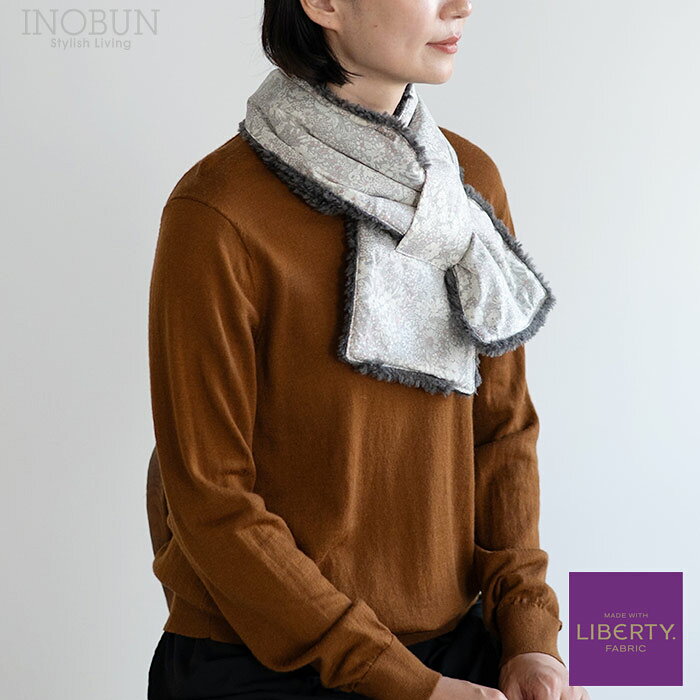 ファッションや気温に合わせて楽しむリバーシブル2026秋冬限定リバティファブリックが到着しました！ リバティプリント生地とボア生地のリバーシブルで使えるネックウォーマー。新しくループの位置が変わり、ループに通してお好みで調節ができます。 より華やかに可愛らしくプリントをお楽しみいただけます。 ファッションや気温に合わせて、表裏を使い分けてお楽しみください。 今季はモノトーンがシックで大人っぽい「スプリング・メモリーズ」と、落ち着いた中にも可憐な可愛さが人気の「パトリック・ゴードン」が到着！ どちらも大人の魅力を引き立ててくれる、普段使いにも特別な日にも活躍するデザインです。 素早く巻けてテクニック要らず。外出先でも簡単に、暖かく。裏面のボアもなめらかな肌触りです。ぜひリバーシブルでお楽しみください。 リバティプリント：Patrick Gordon（パトリック・ゴードン） 2011年春夏コレクションの柄で、タナローン用にデザインされた「Margaret Annie（マーガレット・アニー）」をポプリン向けとして単色風に描きなおした柄です。伝統的な花々が夏の庭園に次々と咲き誇る様子が描かれています。※必ずお読み下さい!!詳しくはこちらをご覧ください。カテゴリファッション > 防寒 > マフラーカラーグレー仕様・規格【こちらの商品について】 ・柄の出方に個体差が生じます。出来上がりはひとつひとつ異なりますので、商品画像と異なる場合もございます。柄の出方のご指定は承りかねますこと、予めご了承くださいませ。●サイズ（約）：97 x 17cm ●素材：リバティプリント：綿100%（タナローン）、ボア：ポリエステル100% ●日本製【FLORET LONDON CORDUROY】 リバティプリントが生まれる街ロンドン。歴史ある建物やトレンディなショップが混在する街で、世界中の人々に愛されるデザインが誕生します。繊細で可愛い小花。夢のように色彩豊かで独創的なデザイン。リバティプリントは、135年の時を超えて一流メゾンのエルメス、ルイ・ヴィトン、TOPSHOPのケイト・モスとのコラボレーションなど世界中の人々に愛され続けています。 【LIBERTY社(リバティ)】 創業は1875年。英国で有名なリバティ生地のメーカーです。 1920年になるとリバティプリントの代名詞でもある、シルクのような滑らかな手触りのコットン"タナローン"が誕生し、繊細な花柄で一世を風靡。 1988年、高品質なリバティプリントを日本の顧客へ幅広く提供するために英国と日本が共同出資したリバティジャパンが設立され国内生産を開始しました。 常にトレンドを発信し、英国のみならず世界の人々へ感動を与えているブランドです。　