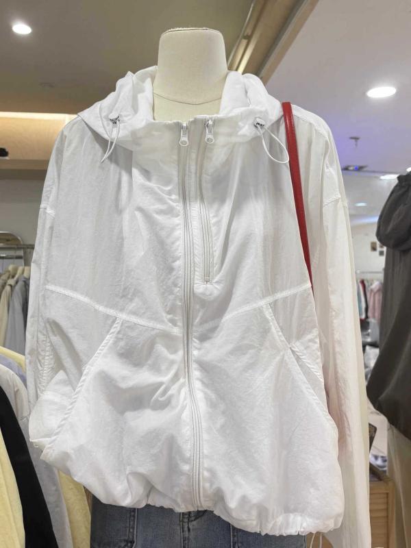 ウィンドブレーカー レディース 夏服 薄手 フード付き アウター 接触 軽量 無地 カジュアル 普段使い 日焼け防止 羽織り・カテゴリ: アウター・素材: ポリエステル・シルエット: ゆるめ・厚さ: 薄手・着丈: 約50-65cm・袖丈: 長袖・袖型: 規定袖・ネックライン: フード付き・装飾: ジッパー・デザイン手法: 切り替え・カラー展開: ホワイト,ブラック,イエロー,グリーン,パープル,ブルー,ピンク・サイズ展開: M,L,XL,XXL・スタイル: 通勤・対象年齢: 大人・性別: レディース