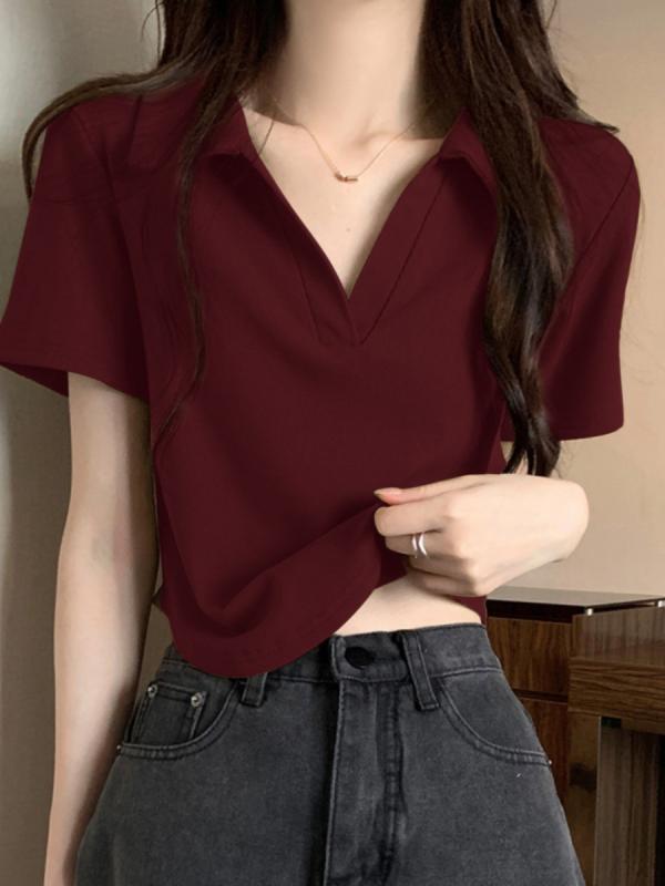 Tシャツ レディース 半袖 ポロ襟 Vネック ボルドー 春夏 スリム ショート丈 韓国風 ジャストショルダー 小柄な方向け トップス 伸縮性 カジュアル 普段使い シンプル 無地 快適 おしゃれ 体型カバー 合わせやすい 通勤 着回し・カテゴリ: Tシャツ・素材: 綿、ポリエステル・柄: 無地・スタイル: 都市風・ネックライン: POLO襟・袖丈: 半袖・袖の形状: レギュラー袖・シルエット: スリムフィット・着丈: ショート丈（40cm以上50cm以下）・トレンド要素: 無地・カラー展開: 酒紅色、ピンク、ブラウン、ホワイト・サイズ展開: S, M, L, XL, XXL