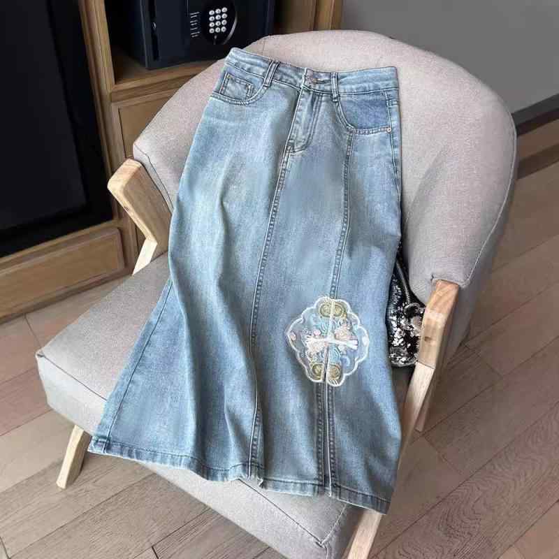 スカート レディース デニム ハイウエスト Aラインスカート タイトスカート 刺繍 レトロ スリット モダンチャイナ風 春秋 カジュアル 普段使い おしゃれ 大人 上品 ロング丈 膝下丈 ミモレ丈 フレア感 伸縮性 快適 着心地 良い・柄: 花柄・加工: 刺繍・素材: デニム・シルエット: Aライン・スカート丈: ミモレ丈・デザイン: ボタン・カラー: ブルー・サイズ展開: S, M, L, XL, XXL, XXXL・スタイル: 通勤スタイル・カテゴリ: スカート・伸縮性: 微ストレッチ