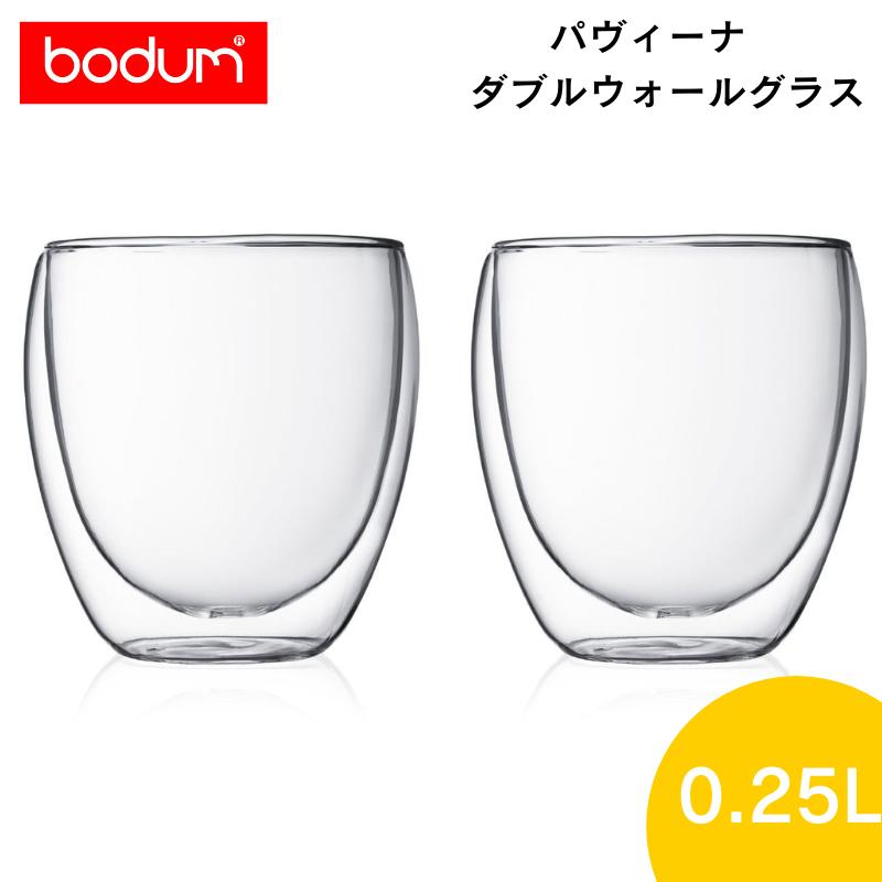 商品番号4558-10J飛散防止No色クリア容量0.250L幅（cm）8.0高さ（cm）8.9奥行き（cm）8.0デザインラインPAVINA素材耐熱ガラス・シリコン備考食器洗浄機／乾燥機、電子レンジ、オーブン使用可能。（180℃まで）PAVINA　ダブルウォールグラステーブルに置くだけで印象が変わる、アイキャッチなデザインが特徴のPAVINA ダブルウォールグラス。 画期的なダブルウォールデザインにより、ドリンクが宙に浮かんでいるような効果が楽しめる、どんな飲みものもアートワークのように演出するスタイリッシュなタンブラーです。 受賞歴を誇るデザインは、見た目だけではなく、機能面も申し分ありません！ 耐熱性に優れたホウケイ酸ガラスを使い、吹きガラス製法でひとつずつ仕上げられた二重構造のダブルウォールグラスは保温性に優れ、温かい飲みものは温かく、冷たい飲みものは冷たく保ちます。 温かい飲みものや冷たい飲みものを入れたときに、底部のシリコン製のベントが2枚のガラス層の間の空気圧を均等に保ちます。 その結果、コーヒーカップが熱くて持てないということはありません。 また厄介な結露も生じにくく、コースターも不要です。 軽くてすっと手に馴染む頼りになるタンブラーは、コーヒー、紅茶、ココア、アイスコーヒー、ソーダ、カクテルなど、さまざまなドリンクにお使いいただけます。ギフト包装・熨斗紙・手提げ袋・メッセージカード無料対応ご希望のお客様は購入時に備考欄にてご用命くださいませ。