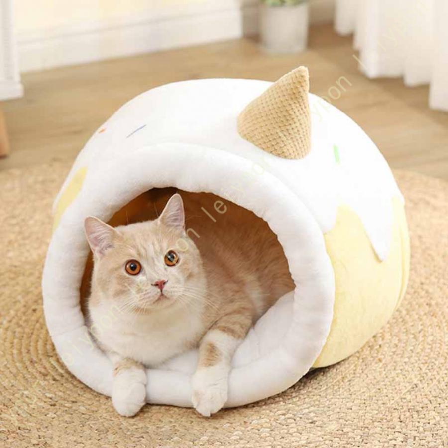 ネコちゃんとの生活こんなお悩みありませんか?うちの子、臆病ですぐ隠れちゃう...なんだか落ち着きがなく心配...清潔なスペースで寝せてあげたい...正直、ベッドは定期的なお手入れが面倒...安心できる自分だけの特別な場所ドーム型のベッド入ると包まれるような空間で、安心して休むことができます。こわがりなネコちゃんや狭い場所が好きなネコちゃんにおすすめです。暖かくて大満足これからの季節が、いぬちゃんも、ねこちゃんも寒そうです~~~滑り止め付き底部に防水、防塵素材を採用。リビングや寝室など、どこで置いても床を汚さないので清潔感があり、安心です！やわらかい素材を採用表面に施された綿毛素材はとても柔らかく、肌ざわりも！洗濯機で丸洗いできていつも清潔汚れても大丈夫!いつでも気軽に使っていただきたいからご家庭の洗濯機で丸洗いできるようにしました。お洗濯後はしっかりと乾燥させてご使用ください。ペットベッドサイズMサイズ：38*42*35cm