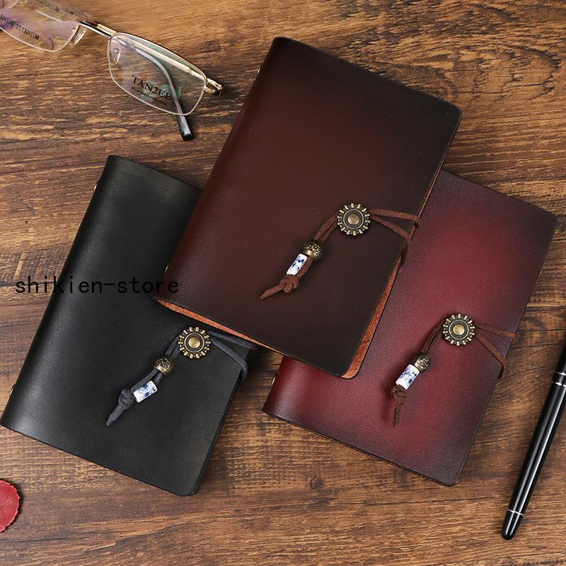 【仕様】商品名：A7システム手帳商品サイズカバーサイズ：縦14.3×横10×厚み2cm(約)リフィルサイズ: 縦12.3×横8.3cmカラー：ワインレッド/ブラック/ブラウンリフィル内容：80枚(無地)用途：仕事、メモ帳、ノート、旅行、オフィス【特徴】高品質と高級感革の中でも良質な部位を厳選して使用しており、優れた耐久性と上品な光沢を兼ね備えており汚れにくく扱いやすい手帳。完璧なサイズ持ちやすいサイズで、いつでもどこでも、創作、日記、計画などを簡単に記録できます。小さめのカバンにも最適でスマートに持ち歩きたい方にもおすすめ。このシステム手帳は6穴仕様15mmリングで、約80枚のリフィルを収納し、紙の追加や交換が可能な手帳です。深みのあるお洒落なカラーが高級感を演出します。耐久性に優れ、傷つきにくいので長くご愛用いただけます。【注意事項】※仕様?デザインは改良のため予告なく変更することがあります。ご了承下さい。※モニターや環境により、色の見え方が実際の商品と異なる場合がございます。