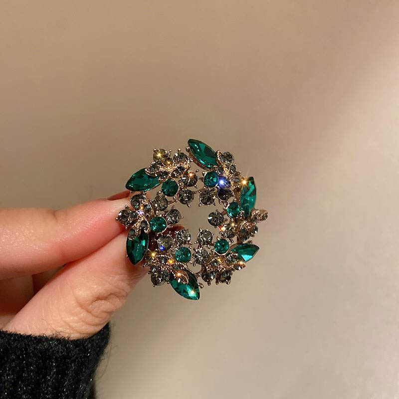 ブローチ 花輪 緑 グリーン おしゃれ 結婚式 ラインストーン キラキラ アクセサリー お呼ばれ ストールピン ピンバッチ 入学式 卒業式 演奏会 発表会 謝恩会 同窓会 成人式 送料無料