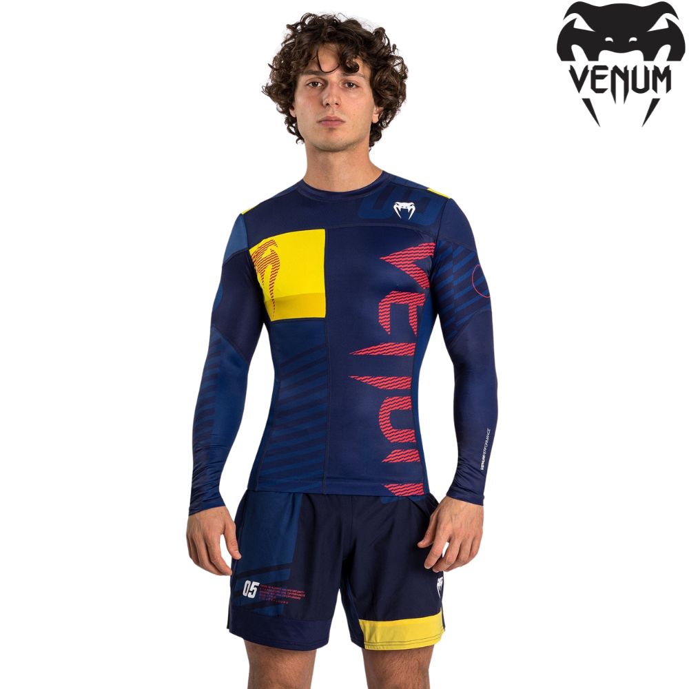 VENUM Sport 05 ラッシュガード 長袖 RASHGUARD キックボクシング ムエタイ 格闘技 MMA ボクシング コンプレッション トレーニング 練習 メンズ 男性 通気性 快適 ブルー イエロー ヴェヌム 送料無料 VENUM ヴェヌム Sport 05 ラッシュガード 長袖 キックボクシング ムエタイ 格闘技 MMA ボクシング コンプレッション トレーニング フィットネス 青 黄 フルカラーで戦う！Venum Sport 05は、勝負にこだわるアスリートのためのパフォーマンス・コレクションです。Venum Sport 05 長袖ラッシュガードは、柔術、MMA、筋力トレーニング中の快適さと自由な動きのためにデザインされています。補強された縫い目のあるコンプレッション素材は、摩擦によるケガのリスクを軽減し、筋肉の回復を促進するセカンドスキン効果を提供します。シリコンのウエストバンドで、このラッシュガードはしっかりと固定され、パフォーマンスに集中できる。胸と首の後ろにはVenumロゴのディテールがホワイトで配され、ネイビーブルー、イエロー、レッドのグラフィックデザインとコントラストをなしています。この長袖ラッシュガードは、同コレクションのファイトショーツやスパッツと相性抜群です。 2