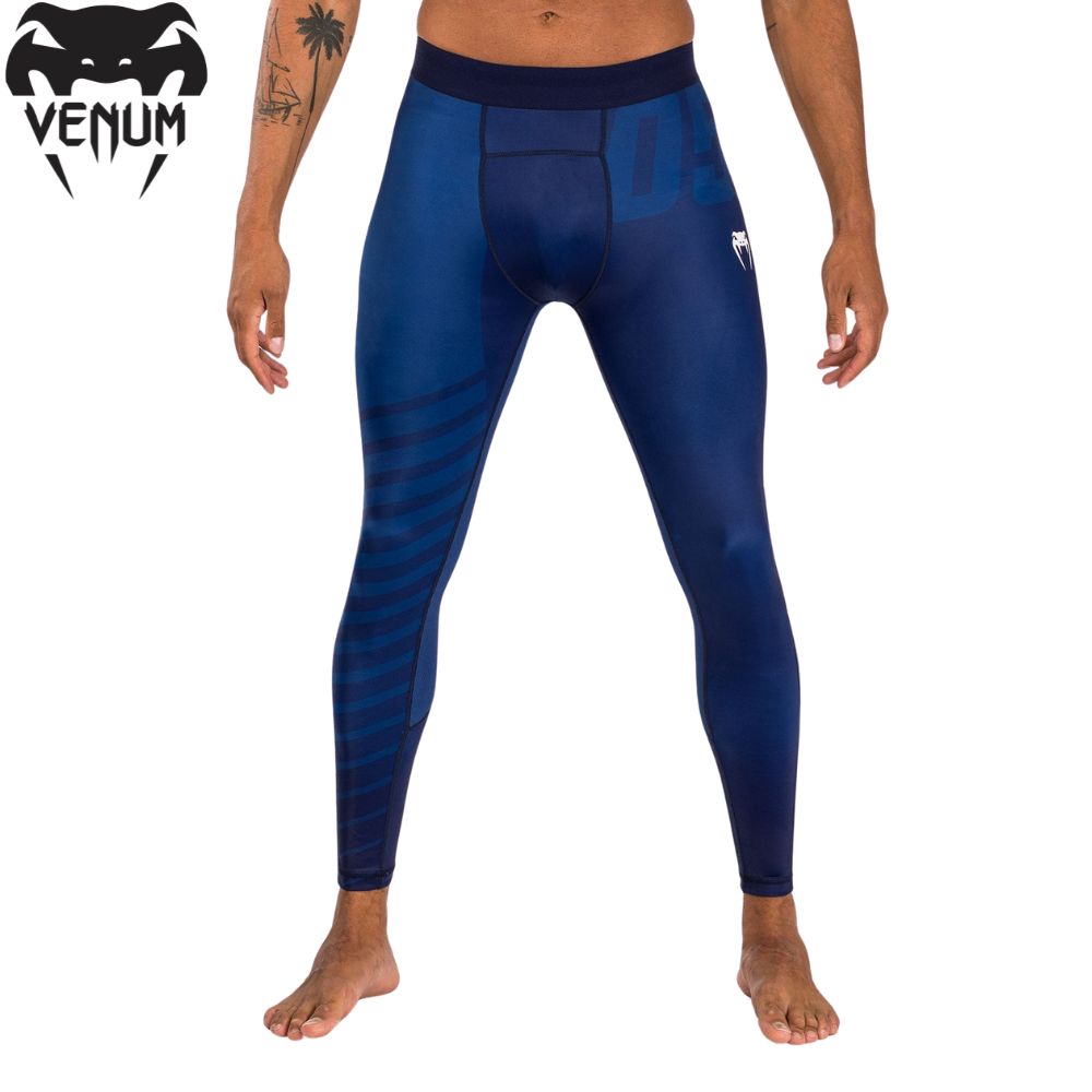 VENUM Sport 05 スパッツ コンプレッション パンツ メンズ 男性 大人 ボクシング キックボクシング ムエタイ 格闘技 MMA トレーニング 練習 耐久性 軽量 快適 ブルー イエロー 青 黄 ヴェヌム 送料無料 VENUM ヴェヌム Sport 05 スパッツ コンプレッション パンツ ヴェヌム キックボクシング ムエタイ 格闘技 MMA ボクシング トレーニング フィットネス フルカラーで戦う！Venum Sport 05は、勝負にこだわるアスリートのためのパフォーマンスコレクションです。Venum Sport 05スパッツは、柔術とMMAトレーニング中の快適さと自由な動きのためにデザインされました。補強された縫い目のあるコンプレッション素材は、摩擦によるケガのリスクを軽減し、筋肉の回復を促進するセカンドスキン効果を発揮します。左ヒップにはVenumロゴがホワイトで配され、ネイビーブルー、イエロー、レッドのグラフィックデザインとコントラストを成していmasu。このパフォーマンススパッツは、そのままでも、ファイトショーツの下にも着用できます。同コレクションのラッシュガードと合わせて。 2