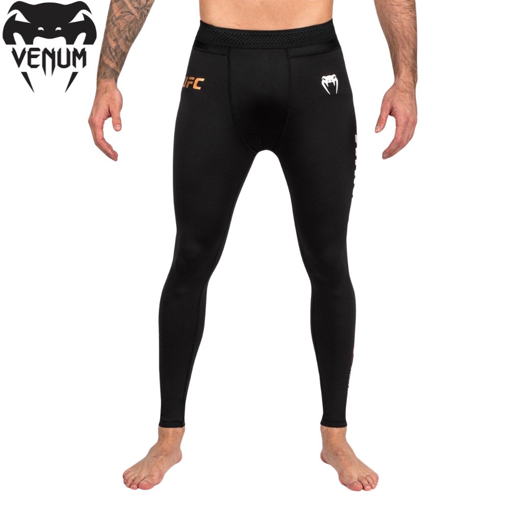 UFC Adrenaline by VENUM Fight Week Men’s Performance スパッツ コンプレッション パンツ メンズ 男性 大人 ボクシング キックボクシング ムエタイ 格闘技 MMA トレーニング 練習 耐久性 軽量 快適 ブラック 黒 ユーエフシー ヴェヌム 送料無料 UFC VENUM ヴェヌム Fight Week Men’s Performance スパッツ コンプレッション パンツ ヴェヌム キックボクシング ムエタイ 格闘技 MMA ボクシング トレーニング フィットネス このパフォーマンスタイツは、VenumとUFCによる最新のハイオク・コレクションの一部です。競技アスリートが着用するUFCアドレナリン・バイ・ヴェナム・コレクションは、カフェファイター同様、ハードワークなアイテムです。UFCアドレナリン・バイ・ヴェナム・メンズ・ファイトウィーク・パフォーマンス・タイトは、セカンドスキンとして、グラップリング中の怪我からの保護と自由な動きを提供します。また、コンプレッション・テクノロジーが筋肉の回復を促します。大胆なブロンズ、赤と白のVenumとUFCのロゴのディテールが施されたデザインは、オクタゴンに足を踏み入れ、攻撃と反撃の準備を整えるアスリートからインスピレーションを得ています。 2