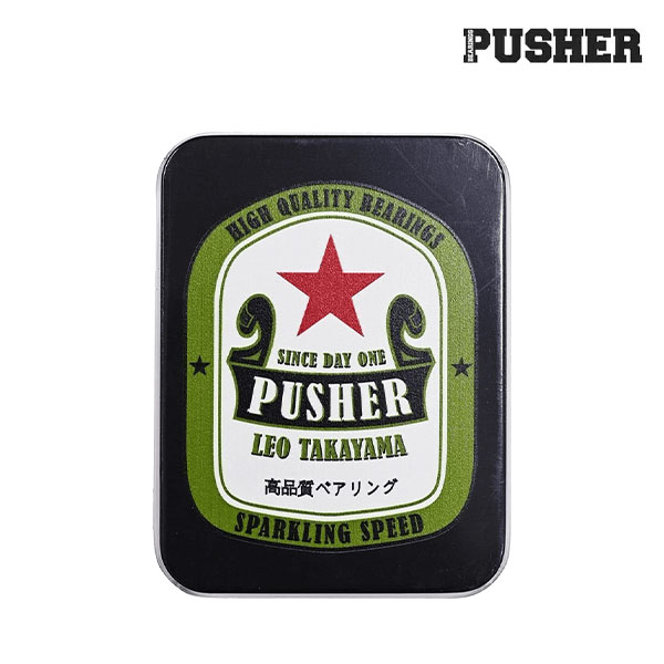 商品詳細 【PUSHER BEARINGS｜LEO TAKAYAMA PRO】 スペイン、バルセロナ在住でフランスのANTHONY LOPEZがスタートさせたベアリングブランド。 大阪を代表する一人、大柄な体格から繰り出されるスイッチトリックやカーブで魅了する高山零央のシグネチャーモデル。 パッケージデザインには某ビールを彷彿とさせるクラシックデザイン。 高品質なスチールレース、ベアリングボールを使用。取り外し可能なゴム製シールドにより、清掃が簡単に行えます。 仕様：オイルタイプ ＊1set/8個入りの価格です。 在庫に関して 当店販売商品は実店舗と在庫を共有しております。また、メーカーからのお取り寄せでのご用意となる商品もございます。お申し込み頂きました商品が、「販売終了/在庫完売」等でご用意ができない場合もございます。 その際はキャンセルのご連絡をさせて頂く事もございます。予めご了承ください。 画像に関して 掲載しております画像はサンプル画像となります。お手持ちのディスプレイや周辺機器の設定により実商品と色合い等に若干誤差が生じる場合がございます。