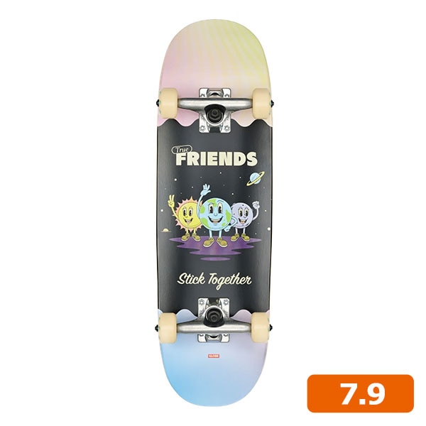 商品詳細 【GLOBE｜KIDS WIDE MINI TRUE FRIENDS】 オーストラリア発のスケートボードメーカーGLOBE(グローブ)。 スケーター目線で作られたハイクオリティーで機能性の良い商品を数多く生産しているブランドです。 6〜8歳前後のお子様に合わせて設計された、ショートホイールベース仕様の小ぶりな変形シェイプのコンプリートボード。 足に馴染みやすい緩やかなコンケーブ（反り）が特徴です。 足回りは子供でも簡単にターンができるようソフトブッシュを搭載した5.0インチのTensor Alloyトラックに、ストリート走行に最適な51mm 95aのウィールを装備しています。 【仕様】 デッキ：GLOBE｜7.9インチ ウィール：GLOBE｜51mm/95A トラック：TENSOR 5.0 Length：27.25インチ Wheelbase：11.5インチ 在庫に関して 当店販売商品は実店舗と在庫を共有しております。また、メーカーからのお取り寄せでのご用意となる商品もございます。お申し込み頂きました商品が、「販売終了/在庫完売」等でご用意ができない場合もございます。 その際はキャンセルのご連絡をさせて頂く事もございます。予めご了承ください。 画像に関して 掲載しております画像はサンプル画像となります。お手持ちのディスプレイや周辺機器の設定により実商品と色合い等に若干誤差が生じる場合がございます。