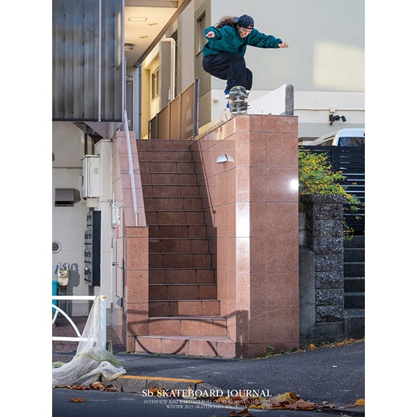 商品詳細 【sb skateboard journal｜2025 -変還- Vol.45】 インタビューとカバーを飾るのは柿谷季輝。 グラビアページは、神出鬼没なスケーターのままに大阪、札幌など東京以外でも、ニンジャスタイルでスポットを攻略している面々がいい画を残しています。 さらには『STUMPBOYS 2』のタイトルをリリースしたスタンプな連中からは、村井カイトとディレクションを担当した石井ヒデキが撮影秘話を鼎談してくれています。 在庫に関して 当店販売商品は実店舗と在庫を共有しております。また、メーカーからのお取り寄せでのご用意となる商品もございます。お申し込み頂きました商品が、「販売終了/在庫完売」等でご用意ができない場合もございます。 その際はキャンセルのご連絡をさせて頂く事もございます。予めご了承ください。 画像に関して 掲載しております画像はサンプル画像となります。お手持ちのディスプレイや周辺機器の設定により実商品と色合い等に若干誤差が生じる場合がございます。