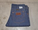 Wrangler(ラングラー) 936DEN 1980年代後期 MADE IN USA(アメリカ製) 未使用実物デッドストックW31×L33です。 SCOVILL(スコービル社)製のジッパー使用で1980年代後期頃に生産された936DENです。 この936DENは若干裾が広がっている感じの形です。 未洗いノンウォッシュ糊付きリジッドのBroken Denim(ブロークンデニム)生地使用です。 936は13MWZより細めの型です。リーバイス505のようなモデルです。フラッシャー(紙タグ)は欠品しています。 アメリカ工場閉鎖のためアメリカ製デッドは希少でアメリカ本土でもなかなか見つかりません。日本ではリーバイスが圧倒的に人気がありますがアメリカ本国では圧倒的にラングラーが人気があります。 アメリカで人気があるためデッドストックはアメリカでも入手困難です。防縮加工が施されていますが洗うと実寸から約1%縮みます。MADE IN USA(アメリカ製) ●サイズ W31 L33 (実寸 ウェスト 84cm 股下88 cm 裾幅 22cm 総丈 115cm) ●未使用デッドストック 色の濃さ約100%