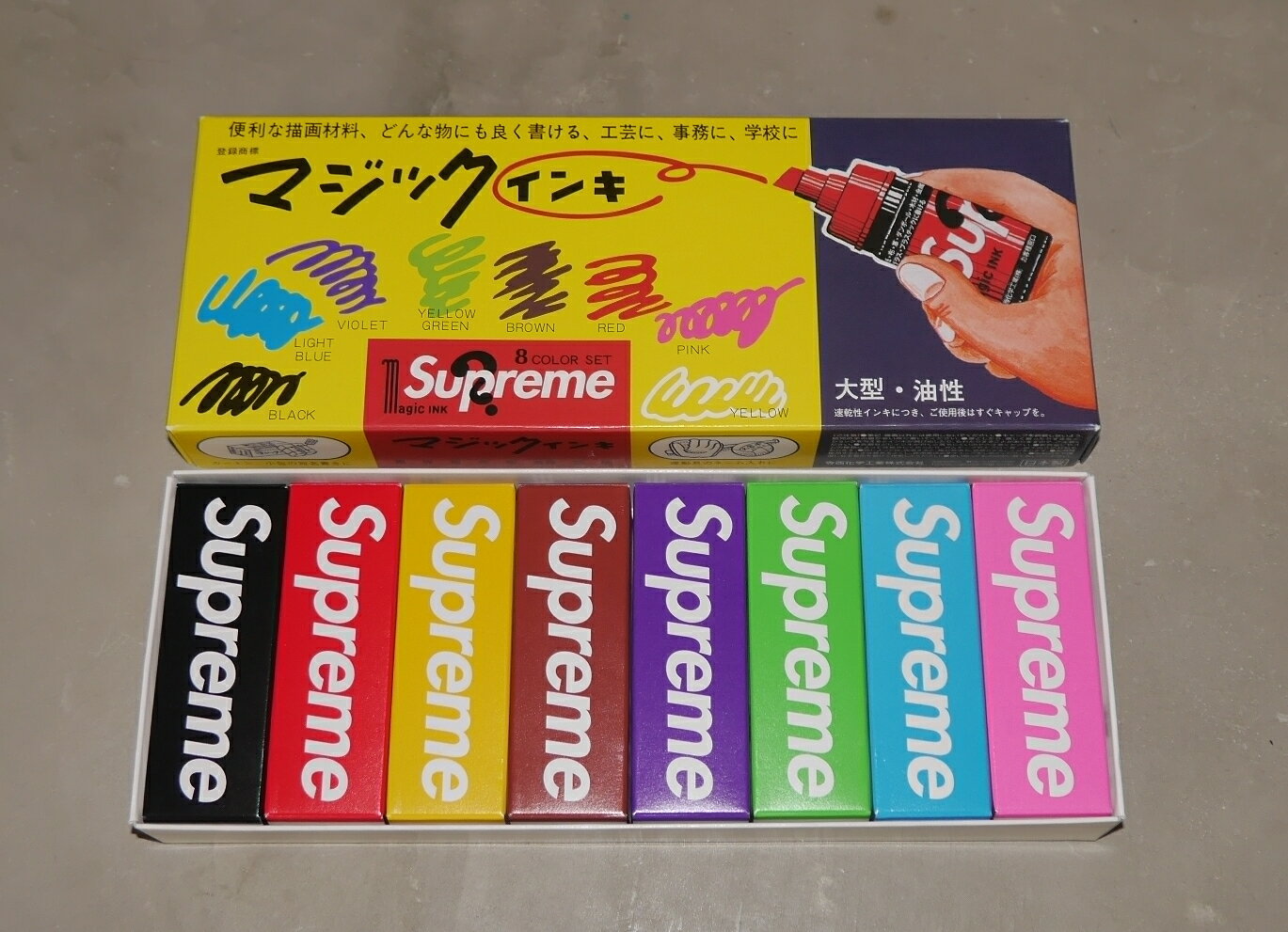 Supreme(シュプリーム)×Magic Ink Markers(マジック インク マーク 8セット) 2022SS(2022年春夏モデル) 未使用デッドストックです。 2022年 Week9(4月2日)に発売された寺西化学工業製の油性マーカーMagic Ink(マジック インキ)です。 前の所有者の方が東京のSupremeで購入して使用せずに委託販売にだした商品で正規品の本物です。国内販売の半タグ付きです。レシートのコピーを同梱します。 古物営業法上の古物になる商品なので商品名に【中古】の表示させていただいていますが商品自体は未使用品です。 ●未使用新品デッドストック