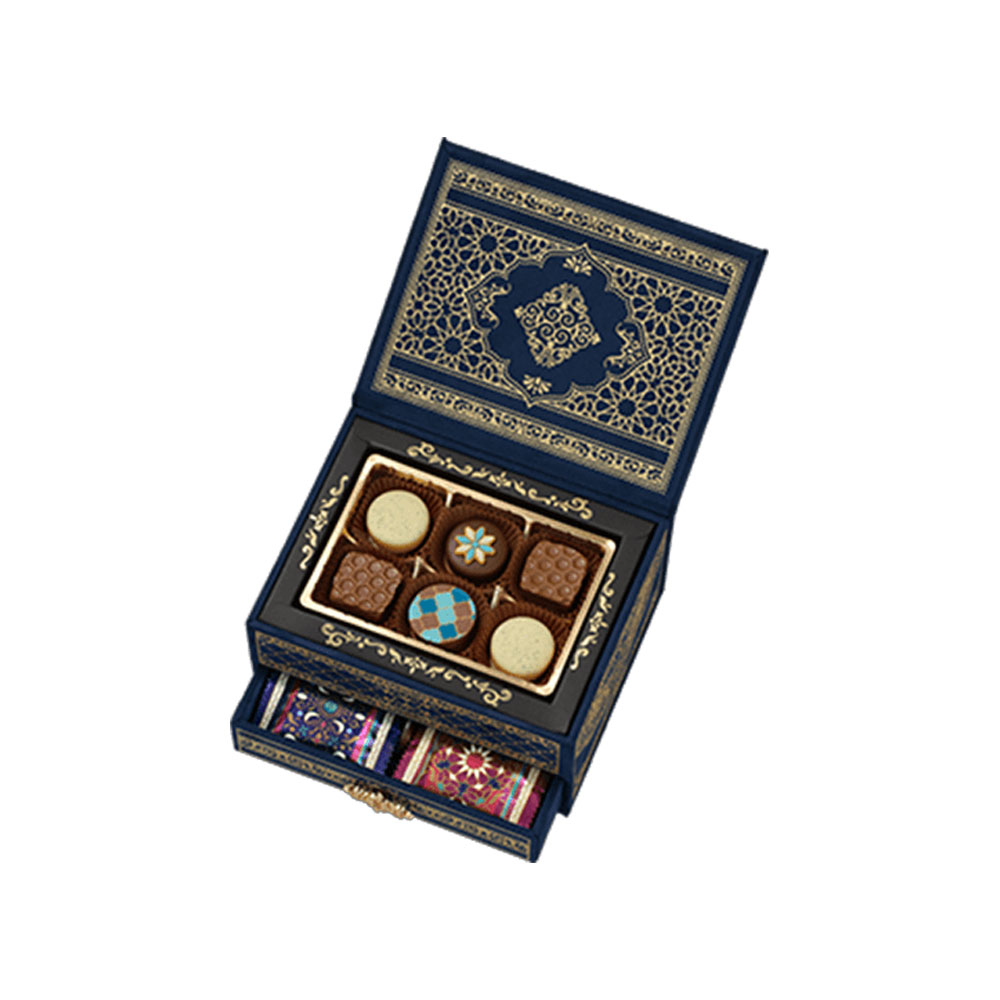 煌びやかで美しい質感の布の貼箱には、紅茶やカシューナッツ、 ピスタチオなど、まるで宮殿で堪能するアフタヌーンティーのように、 心ゆくまで楽しめるチョコレートを詰め合わせました。