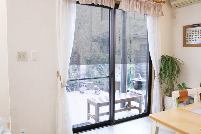 【法人・個人事業主様限定】 窓貼りシート メッシュタイプ 92cm丈×90cm | 熱中症対策 熱中症 熱中症予防 熱中対策 暑さ対策 窓 uvカット シート 窓ガラス 遮熱シート 窓シート 窓シート遮熱 UVカットシート 目隠しシート 日除けシート