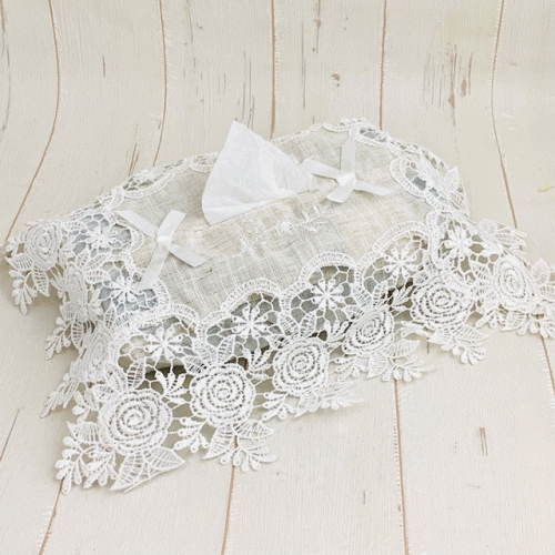 薔薇の刺繍が上品なティッシュボックスカバーです。 生地に麻が使われているのでナチュラルなテイストのお部屋にも馴染みます。 取り付けも簡単で汚れたら洗濯もでき便利♪ 【サイズ】 38cm×33cm 【素材】 (生地)ポリエステル95％、麻5％ (刺繍上糸)レーヨン100％ (刺繍下糸)ポリエステル100％ 【メール便対応】 同一商品2点まで全国一律210円で配送可能です。 その他商品と合わせてのご注文につきましては通常配送とさせていただきます。 メール便につき、時間指定・代引き・ラッピング包装は対応出来かねますのでご了承ください。