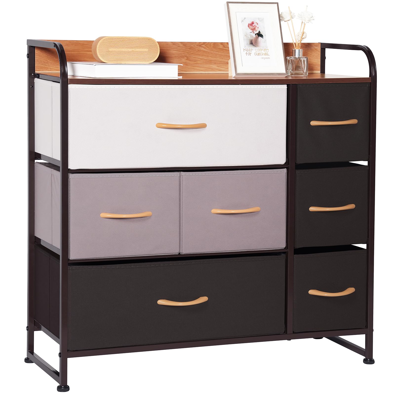 【驚くほどの収納力】合計7杯、3サイズの引き出しが備わって、季節ごとに衣類を分けて収納することはもちろん、タオルやハンカチ、下着などもあらゆるこれ1台で収納することができ、部屋を常にキレイに保つ。【インテリアに馴染むデザイン】柔らかなキャメ...