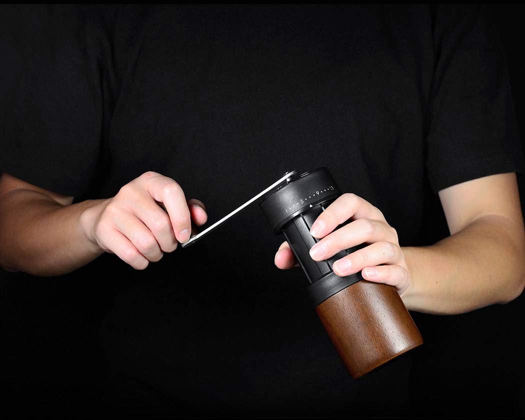 手挽き（手動）コーヒーミル（グラインダー） デュアルベアリング 拡張可能 ビーンウッド ハンディサイズ Juglans Nigra (胡桃の木)