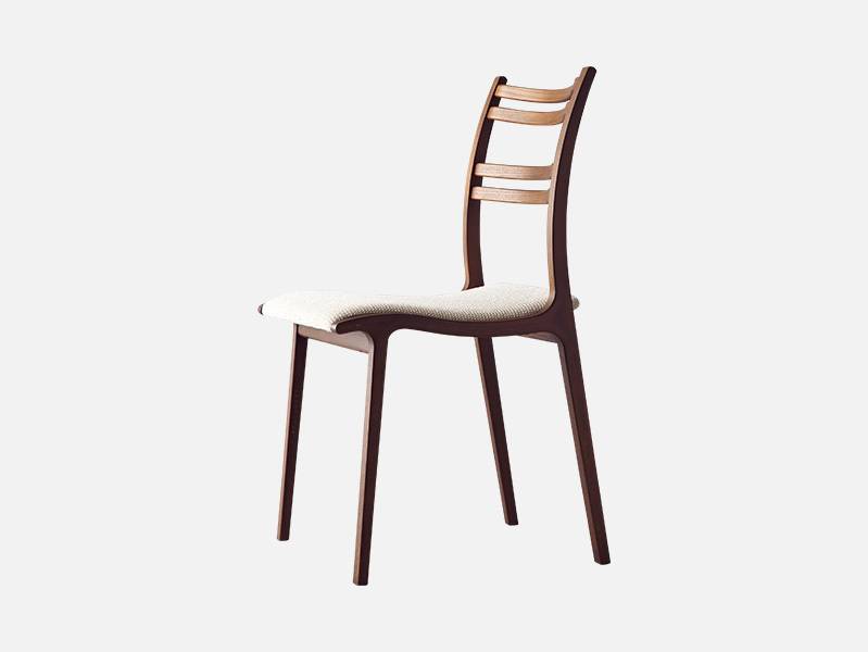 アームレスチェアD04270 NW465・D505・H830・SH440木部:ウォールナット張地:布（レザーも選択可)約3kg ととても軽量。女性も子供も簡単に持ち運ぶことができます。リズミカルな曲線と華奢なフレームで、置く場所を選ばないチ...