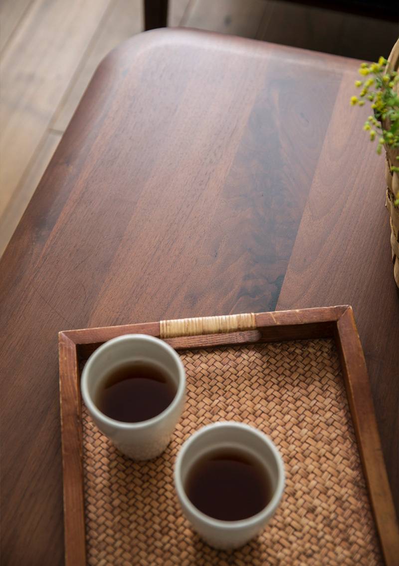 センターテーブル リビングテーブル 冨士ファニチア 無垢材 ウォールナット 北欧 Nagi 幅120 T04660M デザイナーズ 収納家具 インテリア家具 リビング収納 木目調 空間演出 インテリア性 便利 シンプルデザイン 幅広タイプ 省スペース A 北欧デザイン おしゃ [2]