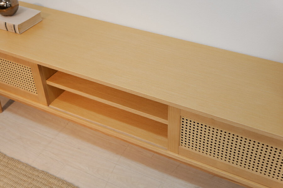 テレビボード ローボード 木製 天然木 幅150cm 北欧 ナチュラル 収納 おしゃれ 棚板 引き戸 扉付き スライド 大きい 55インチ 32型 収納家具 インテリア家具 リビング収納 木目調 空間演出 インテリア性 便利 シンプルデザイン 北欧デザイン 省スペース モダン [2]