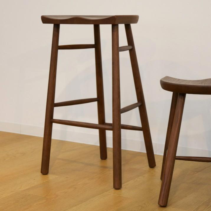 匠デザイン basic まどか - Madoka - st2-107｜ハイスツール（高さ69.5cm） オーク材のぬくもりをそのままに。 おしりと太ももに沿う座ぐりを深めに施し、長時間でも疲れにくい座り心地を叶えたカウンター用スツールです。...