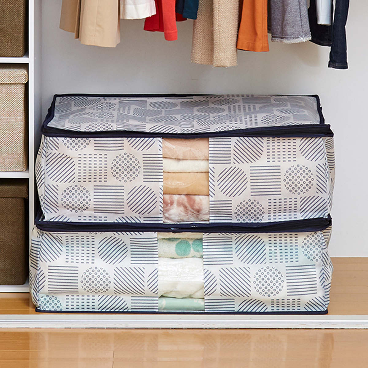 毛布収納袋 （ 毛布収納 収納 ケース 布団 ふとん 毛布 収納袋 幅70×奥行53×高さ24cm 布団袋 布団収納ケース 袋 不織布 北欧柄 透明窓 持ち手付き 押し入れ収納 クローゼット収納 収納ケース ファスナー 押入れ収納 ） 【39ショップ】のサムネイル