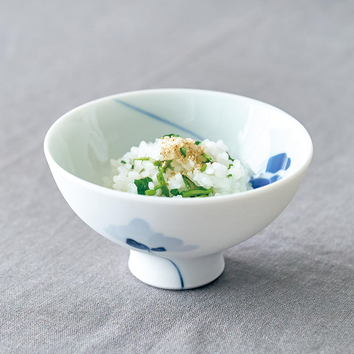 Seto Ware - 茶碗 レインリリー 瀬戸染付茶碗 （ 11.5cm 電子レンジ対応 磁器 瀬戸焼 お茶碗 茶わん ごはん 小鉢 食器 日本製 瀬戸染付 花柄 花模様 和食器 白磁 藍色 和モダン シンプル 使いやすい おしゃれ ）【39ショップ】