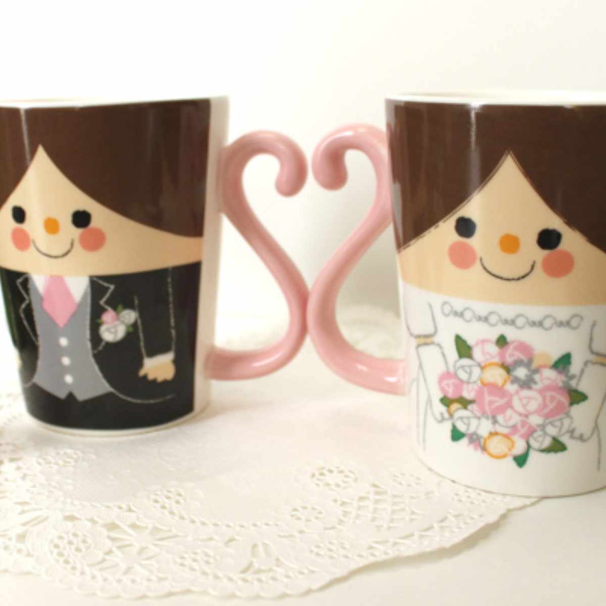 マグカップ ペア 300ml ウェディング ツインマグ 磁器 2個入り （ 食洗機対応 電子レンジ対応 カップ マグ 2個 セット 結婚式 持ち手 ハート 結婚祝い ギフト プレゼント 夫婦 かわいい ）【39ショップ】のサムネイル