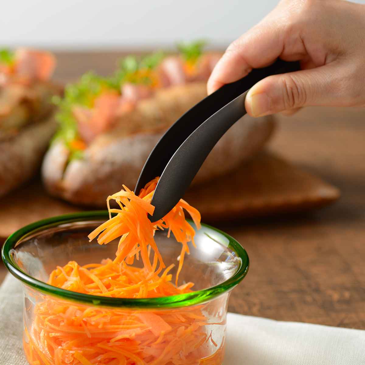 ごはんのおともトング ブラック （ ステンレス キッチン トング コンパクト 取り分け 使いやすい  ...