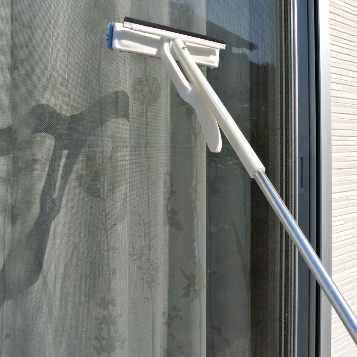 窓 網戸 ワイパー 掃除 楽絞りワイパー 拭き幅約24cm 水だけで洗える （ 窓掃除 網戸掃除 水切りワイパー 絞れる 柄付き 伸縮 長い 年末掃除 大掃除 掃除用品 便利グッズ ）【39ショップ】