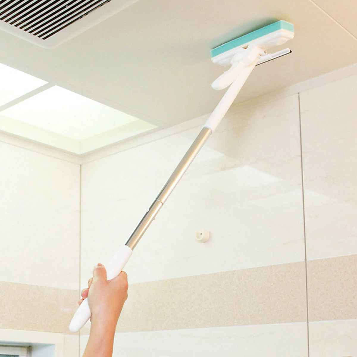 浴室 ワイパー 掃除 楽絞りワイパー カビ取り 全長82cm 水だけで洗える （ 浴室掃除 風呂掃除 バススポンジ 水切りワイパー 絞れる 柄付き 天井 年末掃除 大掃除 掃除用品 便利グッズ ）【39ショップ】