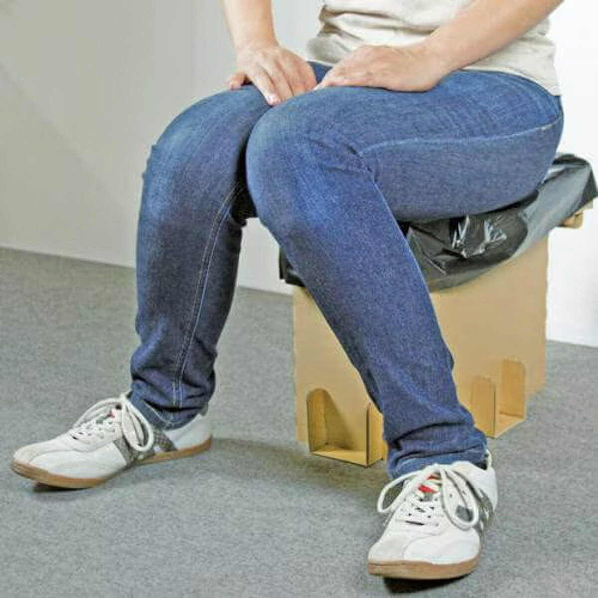 簡易トイレセット トイレ救急隊 20回分 段ボール （ トイレ 簡易トイレ 凝固剤付き 袋付き 非常時 緊急時 避難時 災害 防災 水なし 体重150kgまで 防災グッズ 簡易 組立て コンパクト 持ち運び アウトドア キャンプ 20回 ）【39ショップ】 interior-palette-10213164 インテリアパレット サンプル画像3